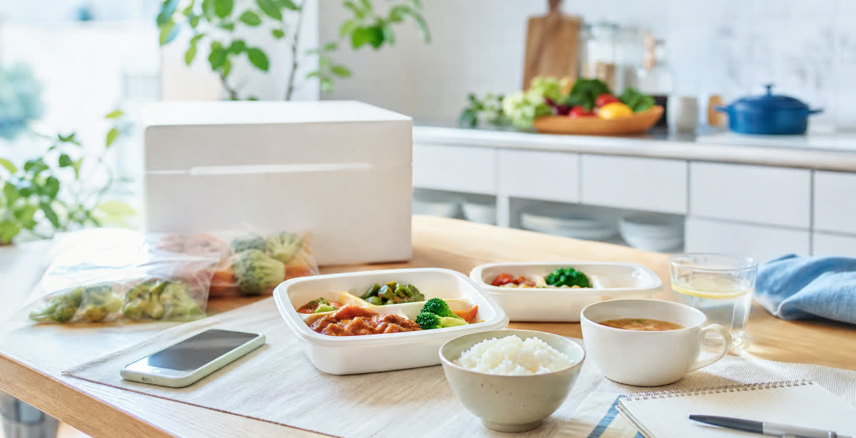 宅配食と冷凍弁当のある食卓